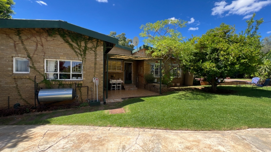 5 Bedroom Property for Sale in Langenhovenpark Free State